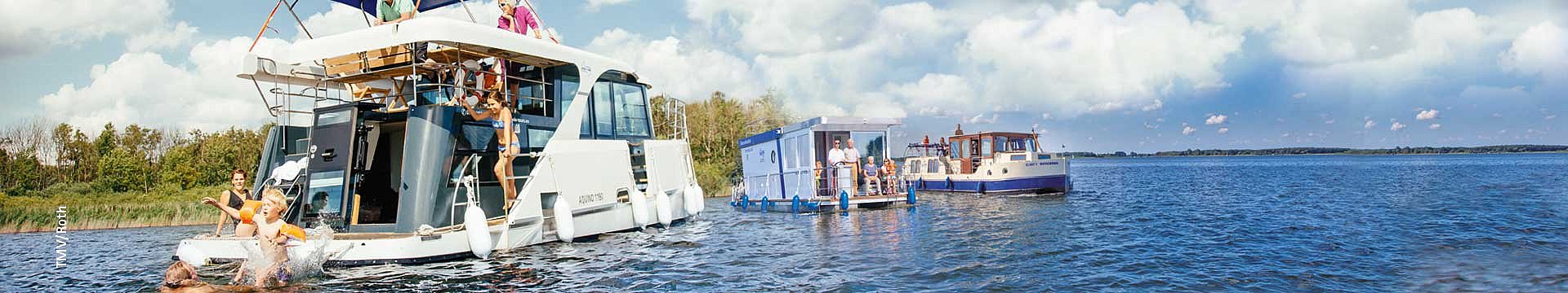 Drei Boote, ene Aquino, ein Febo und eine Kormoran, fahren am Ufer eines Sees entlang