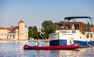 Hausboot Kormoran vor Schloss Rheinsberg - Familienurlaub auf dem Wasser