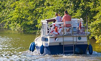 Hausboot Tjonger Heck - unterwegs auf einem Kanal