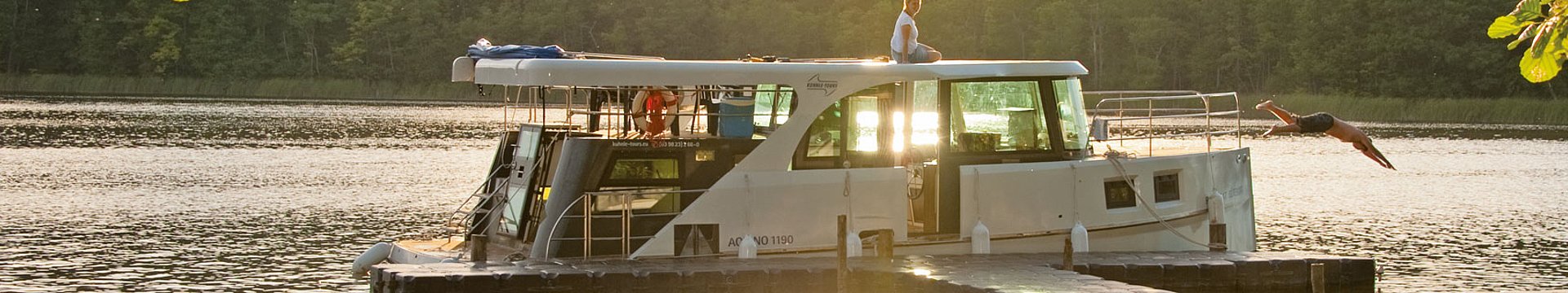 Das elegante Boot Aquino der Kuhnle-Flotte fährt durch die zauberhafte mecklenburgische Seenplatte.