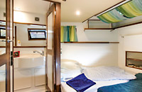 großzügige Schlafzimmer im Hausboot Aquino 1190
