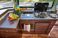 voll ausgestattete, im edlen Holzdesign gehaltene  Küche auf dem Hausboot Aquino 1190