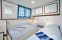 Blick in eine Kabine mit 2 Kojen auf dem Hausboot Kormoran