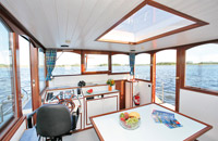 Salon mit großen Fenster auf einem Hausboot