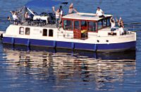 KUHNLE-TOURS bietet auch große Hausboot für große Familien oder Gruppen.