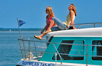 Auf dem Bug des Hausbootes vetus 1000 genießen zwei Frauen das schöne Wetter und das Wasser.