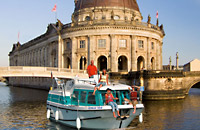 KUHNLE-TOURS: Mit dem Hausboot vorbei an der Museumsinsel in Berlin
