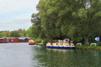 Mit dem Hausboot von KUHNLE-TOURS eine Kormoran über den Plauer See
