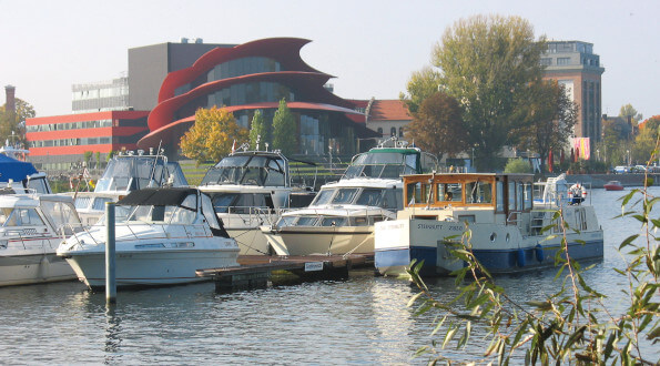 Hausboot Kormoran liegt im Hafen vor dem Theater in Potsdam